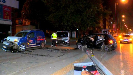 Otomobil önce direğe sonra 2 araca çarptı
