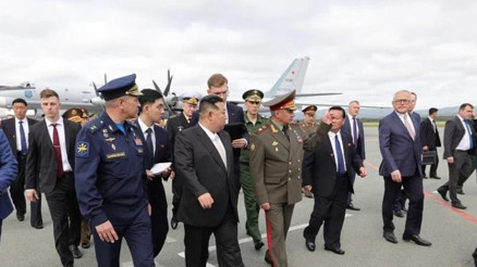 Kuzey Kore lideri Rus bombardıman uçaklarını ve savaş gemisini inceledi