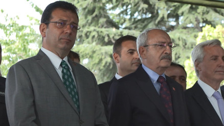 Kılıçdaroğlu ve İmamoğlu Menderesi mezarı başında andı Kılıçdaroğlu ve İmamoğlu Menderesi mezarı başında andı