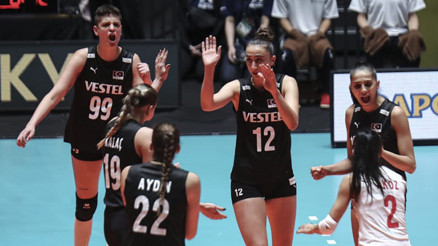 Son Dakika: Filenin Sultanları, Peruyu da devirdi Seri 18 maça çıktı... İşte Paris Olimpiyat Elemeleri B Grubu puan durumu... Kaçıncı sıradayız