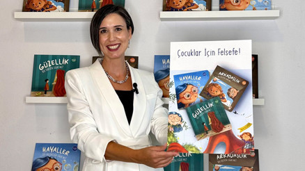 Felsefeci yazar Deniz Alter bu kez arkadaşlık kutusunu açıyor