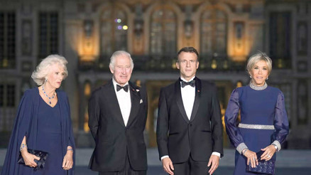 ElIzabeth’in gerdanlığı CamIlla’nın boynunda