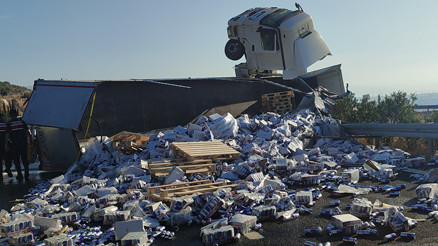 Devrilen TIRdaki 25 ton enerji içeceği yola saçıldı