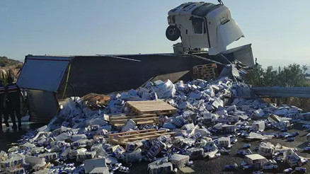 Devrilen TIRdaki 25 ton enerji içeceği yola saçıldı