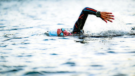 Kadına şiddete karşı 24 saat kulaç attı Kadına şiddete karşı 24 saat kulaç attı