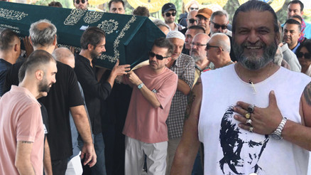 Prodüktör ve müzisyen Naci Bayşuya nazar boncuklu uğurlama