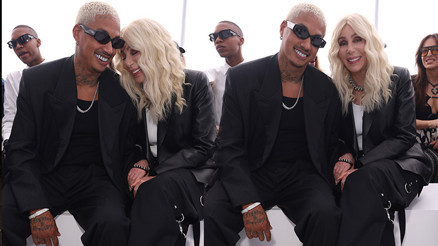 ‘Aşk matematik bilmez’ demişti… 77 yaşındaki efsane şarkıcı 37 yaşındaki sevgilisiyle sarmaş dolaş