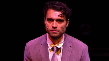 Hakan Kurtaş tek kişilik oyunla sahnede