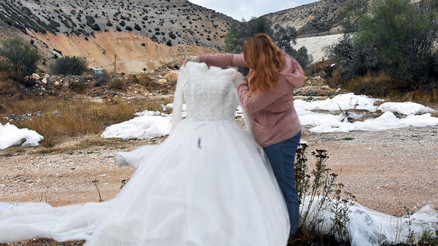 Görenler gözlerine inanamadı Araziye atılmış 40 gelinlik...  Şaşkınlık içerisindeyim