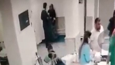 Hastanede korkunç olay Eşine iğne yapan erkek hemşireye saldırdı