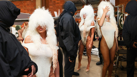 Eski karısının benzeriyle evlenmişti… Onun ne giyeceğine hatta ağzından çıkacaklara bile kendisi karar veriyor