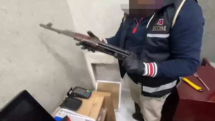 Diyarbakırda gece kulübünde duvardaki gizli bölmeden uzun namlulu silah çıktı