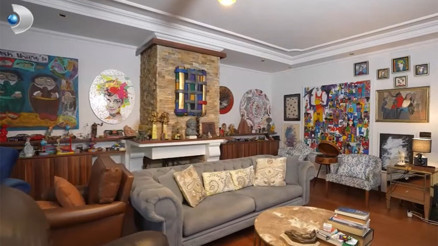 İçerisi sanat galerisi gibi... Hamdi Alkan kızıyla bu evde yaşıyor