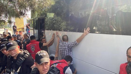 Diyarbakırda izinsiz gösteri yapan YSP ve DHPlilere polis müdahalesi: Çok sayıda gözaltı var