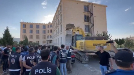 Şanlıurfada otel yıkımında gerginlik Kendilerini odalara kilitlediler, yıkıma ara verildi