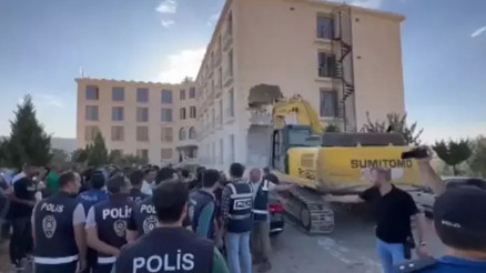 Şanlıurfada otel yıkımında gerginlik Kendilerini odalara kilitlediler, yıkıma ara verildi