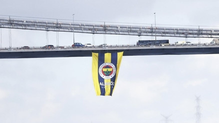 İstanbulda köprülere dev Fenerbahçe Alagöz bayrağı