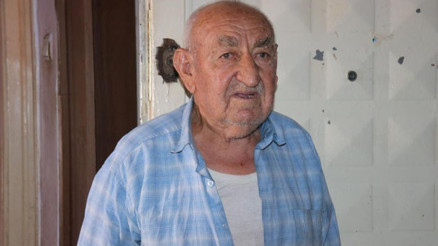 95 yaşındaki Fuat dede depremlerde terk edilen binada tek başına yaşıyor