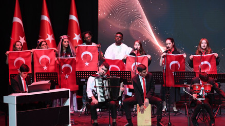 ‘Bizim Orkestra’ performansıyla dikkat çekti