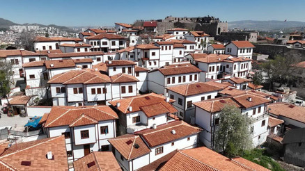 Kale restorasyonunda tonajlı araç uyarısı Kale restorasyonunda tonajlı araç uyarısı