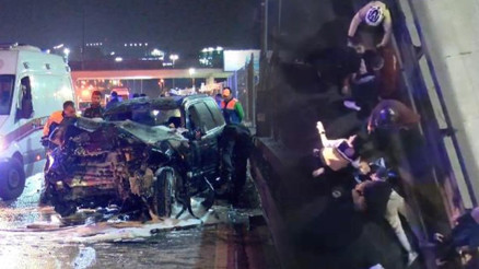 Merterde korkunç kaza: Araç bariyerlere çarpıp alev aldı Merterde korkunç kaza: Araç bariyerlere çarpıp alev aldı