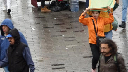 Taksim’de yağmur etkili oldu