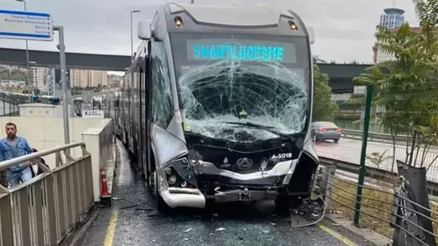 Kadıköyde metrobüs kazası: Bölgeye sağlık ekibi sevk edildi