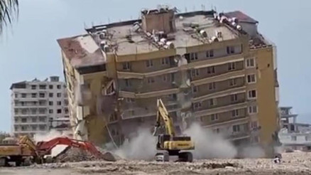 Hatayda 9 katlı ağır hasarlı bina böyle yıkıldı