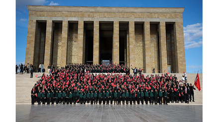 Darüşşafaka Cemiyeti’nden Anıtkabir’e ziyaret Darüşşafaka Cemiyeti’nden Anıtkabir’e ziyaret