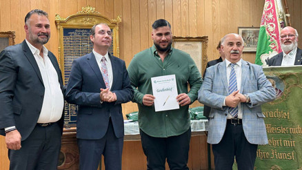 Hem baba hem de patron oldu, oğluna diploma verdi