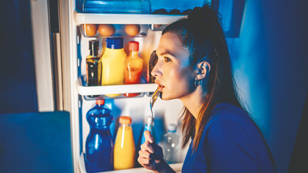 Aslında aç değiliz ama duygusal yeme bizi ele geçiriyor Aslında aç değiliz ama duygusal yeme bizi ele geçiriyor