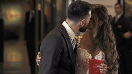 Beş yaşında tanışmışlardı... Bir gün sevgili olacağız dedi... Onlar şimdi evli ve üç çocuklu Beş yaşında tanışmışlardı... Bir gün sevgili olacağız dedi... Onlar şimdi evli ve üç çocuklu