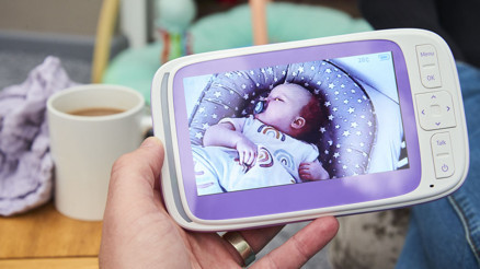 Monitörden bebeğini izlerken bir tuhaflık fark etti... Annenin dikkati sayesinde 6 aylık bebeğe nadir görülen bir retina kanseri teşhisi kondu Monitörden bebeğini izlerken bir tuhaflık fark etti... Annenin dikkati sayesinde 6 aylık bebeğe nadir görülen bir retina kanseri teşhisi kondu