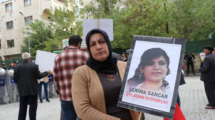 Vanda evlat eylemine katılan anne: Kızım Teslim ol, şu ana kadar 46 kişi ailesine kavuştu