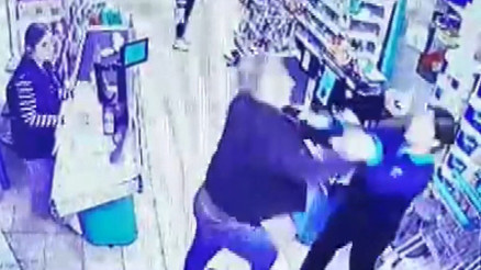 İstanbulda markette kadına şiddet Kasiyeri feci şekilde darbetti