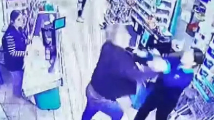 İstanbulda markette kasiyeri defalarca yumrukladı