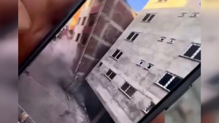 Güngörende bir bina yıkım sırasında çöktü