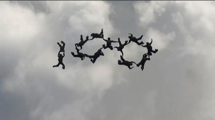 MSB paylaştı Uçaktan atlayan bordo bereliler, gökyüzünde 100 rakamı oluşturdu