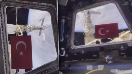 Rus kozmonot Cumhuriyetin 100. yılını uzay mekiğinin camına Türk bayrağı asarak kutladı Rus kozmonot Cumhuriyetin 100. yılını uzay mekiğinin camına Türk bayrağı asarak kutladı