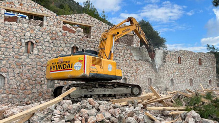 Kaşta kaçak yapılar yıkılıyor