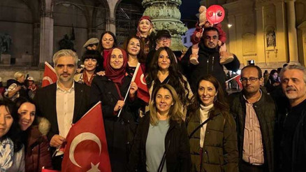 Münih sokaklarında yüzüncü yıl sevinci