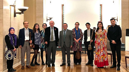 ‘Uygur Şiirleri’ kitabı Londra’da İngilizce olarak yayımlandı