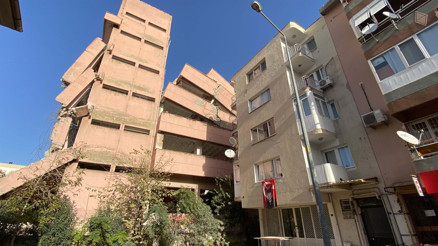 Okul binası yıkımında şaşırtan görüntü Çevredeki evler tahliye edildi