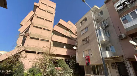 Okul binası yıkımında şaşırtan görüntü Çevredeki evler tahliye edildi