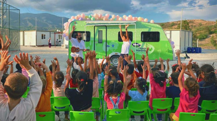 Deprem bölgesindeki çocuklara “Masal Karavanı” projesi ile destek Deprem bölgesindeki çocuklara “Masal Karavanı” projesi ile destek