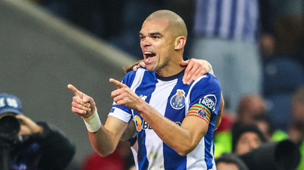 Şampiyonlar Ligi’nde müthiş gece Barcelonanın kaybettiği haftada Pepe tarihe geçti...