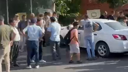 Otomobil, durakta bekleyen öğrencilerin arasına daldı: 3 yaralı
