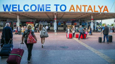 Turistleri bezdiren trafik: Uçakla Antalya 3.5 saat, havalimanından otel 5 saat Turistleri bezdiren trafik: Uçakla Antalya 3.5 saat, havalimanından otel 5 saat