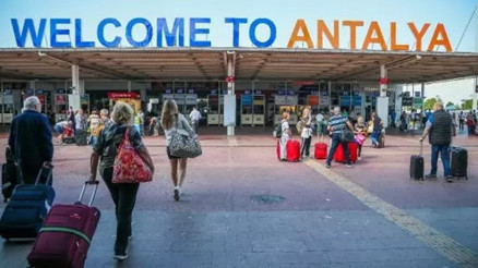 Turistleri bezdiren trafik... Antalyaya uçakla 3,5 saatte, havalimanından otele 5 saatte ulaşıyorlar Turistleri bezdiren trafik... Antalyaya uçakla 3,5 saatte, havalimanından otele 5 saatte ulaşıyorlar