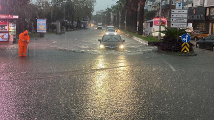 Çanakkale’de sağanak; cadde ve sokaklar göle döndü